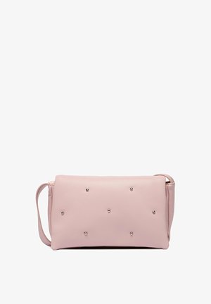 Bolso rectangular de color rosa suave con pequeños tachones plateados dispuestos en un patrón disperso y una correa delgada sobre fondo blanco.