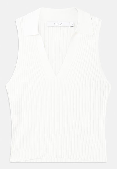 Λευκή αμάνικη μπλούza με V-λαιμόκοψη και ριπ ύφανση, που διαθέτει γιακά και εφαρμοστή γραμμή. Καθαρές γραμμές με διακριτές κάθετες ρίγες.