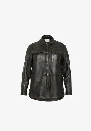 Juodas odinis marškinių švarkas su apykakle, priekiniais snap mygtukais, dviem krūtinės kišenėmis ir rankovėmis su subtiliais siuvinėjimo akcentais.