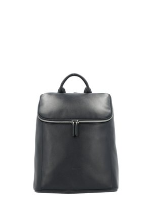 Zwarte leren rugzak met bovenhandvat en horizontale zilveren ritssluiting over het voorvak, rechtopstaand op een witte achtergrond.