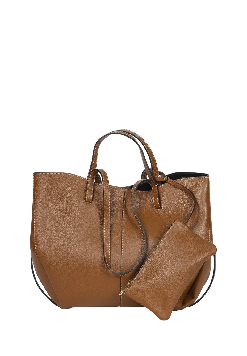 Brązowa torebka typu tote z fakturowanej skóry z dwoma uchwytami i osobną małą saszetką. Posiada miękką teksturę i kontrastujące czarne wnętrze.