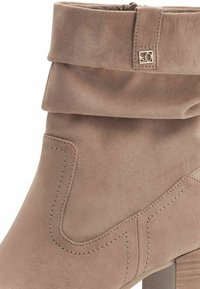 s.Oliver Boots à talons - taupe