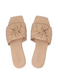 Beige slidesandaler med et snoet knudedesign på den brede rem. Glat læderlignende materiale og flad, firkantet sål for komfort.