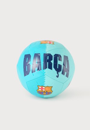 Svetlomodrá futbalová lopta s tmavomodrým textom "BARÇA" a erbom klubu FC Barcelona na jednoduchom bielom pozadí.
