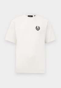 Hvit kortermet T-skjorte med rund hals og liten svart laurbærkrans-logo på venstre bryst mot ensfarget bakgrunn.