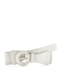Witte riem met een brede elastische band en een gladde leren voorkant met een ronde gesp. Een gestroomlijnd ontwerp met strakke lijnen en minimale details.