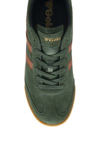 Baskets en daim vert avec des rayures marron, semelle en caoutchouc, bout rond et lacets. Logo Gola en or sur la languette.