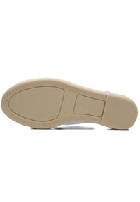 Sneaker sole with a textured beige rubber for grip, featuring a rounded shape and embossed size detail, designed for comfort and durability.