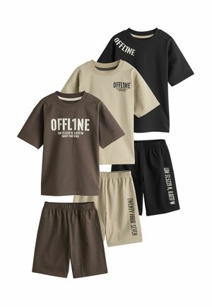 Drei Sets legerer T-Shirts mit kurzen Ärmeln und Shorts in Schwarz, Beige und Braun, jeweils mit dem Schriftzug "OFFLINE" und aufgedruckten Koordinaten.