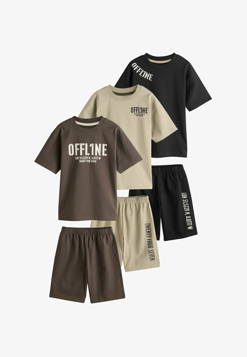 Trois ensembles décontractés comprenant des t-shirts à manches courtes et des shorts en noir, beige et marron, chacun avec le texte "OFFLINE" et des coordonnées imprimées.