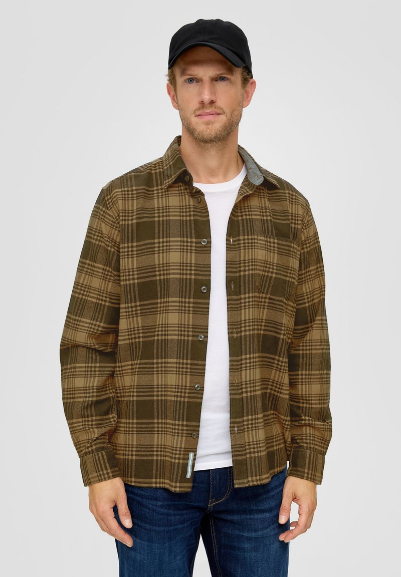 Bruin en tan geruite shirt van flanel, met een knoopsluiting, grijze kraag en opgerolde mouwen, gedragen met een wit T-shirt.