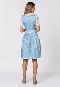 Blaues Kleid mit Blumenmuster, Spitzenärmeln, tailliertem Oberteil und plissiertem Rock. Abgeschlossen mit einem satinierten Gürtel und einem dezenten Glanz.