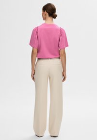 Selected Femme SLFPENELOPE RUFFLE TEE - Triko s potiskem - phlox pink