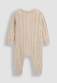 Tutina beige lavorata a maglia per neonati con motivo a treccia, maniche lunghe, polsini a coste e scollo rotondo.