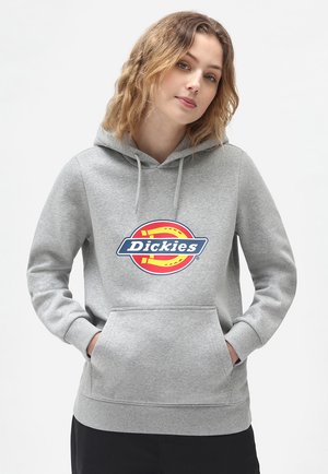 Sudadera gris con bolsillo frontal, que presenta un logo circular de Dickies en azul, rojo y amarillo. Cuerdas en la capucha y puños acanalados.