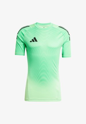 Groene sporttrui met korte mouwen en een gradientpatroon. Gemaakt van ademend materiaal, met zwarte accenten en een logo op de voorkant.