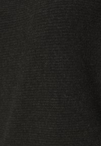 Černá texturovaná látka s žebrovaným vzorem, která má měkký povrch a mírný lesk. Povrch působí lehce chlupatě.