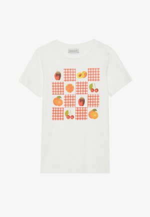 Bijela pamučna majica kratkih rukava s okruglim izrezom, koja ima dizajn mreže s voćem i crvenim kariranim uzorkom.