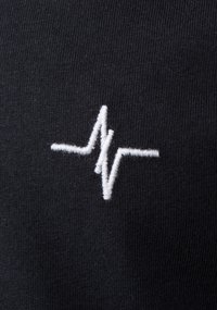 Schwarzer Stoff mit einem strukturierten, weißen Herzschlaglinien-Stickdesign. Der Stoff ist glatt und enganliegend.