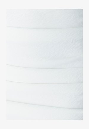 Tejido blanco texturizado con pliegues horizontales, que presenta un ligero brillo y una superficie suave. El patrón es sutil y uniforme en toda su extensión.