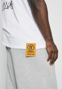 Forgotten Faces RADIANT LOGO  - Apdrukāts T-krekls - white