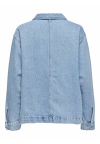 Chaqueta de denim azul claro con un cuello estructurado, mangas largas y puños abotonados. Presenta un corte recto y detalles en la costura de la parte trasera.