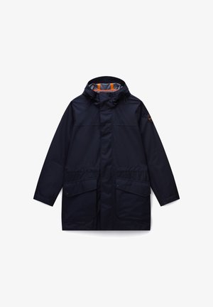 Tmavě modrá kapuce s dešťovým pláštěm, předními klopovými kapsami a nášivkou na levém rukávu, s oranžovými a šedými akcenty uvnitř kapuce.