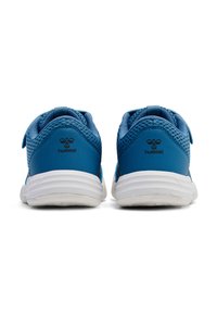 Zapatillas deportivas azules con parte superior de malla y sintético, suela de goma blanca, tirador trasero y logo de la marca en el talón.