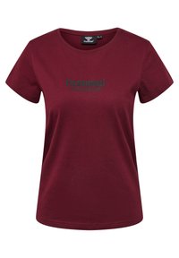 Maronfarvet kortærmet T-shirt lavet af bomuld, med en rund halsudskæring og et logo "hummel sportswear" i sort på tværs af brystet.