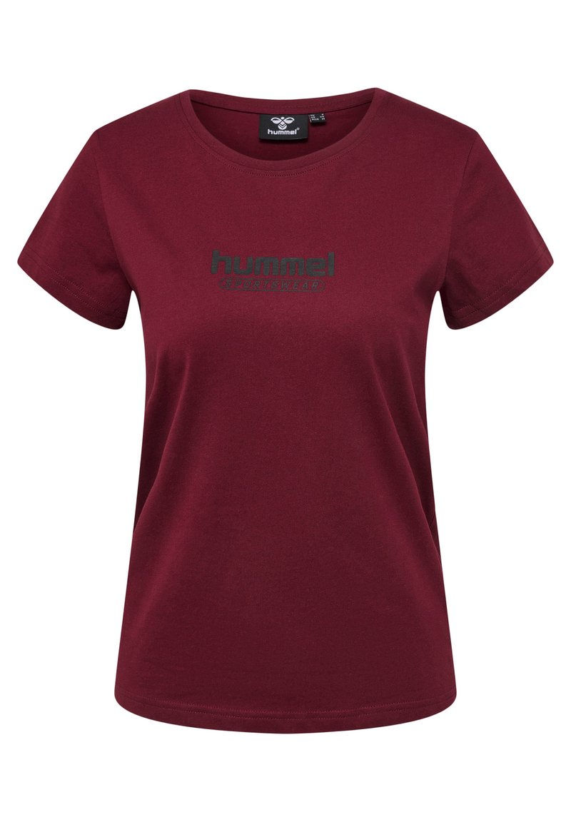 Maronfarvet kortærmet T-shirt lavet af bomuld, med en rund halsudskæring og et logo "hummel sportswear" i sort på tværs af brystet.