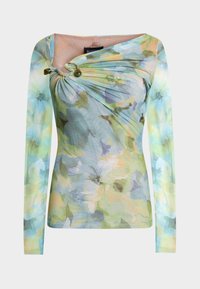 Πουκάμισο με μακριά μανίκια και λουλουδάτο σχέδιο σε παστέλ αποχρώσεις πράσινου, μπλε και ροδακινί, με ένα στριφτό κόμπο κοντά στη λαιμόκοψη που συγκρατείται από έναν στρογγυλό μεταλλικό κρίκο.