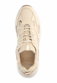 Beige sportieve schoen met een bovenwerk van mesh, een gepaad tong en textuuraccenten. Voorzien van witte vetersluiting en een gevoerde inlegzool.