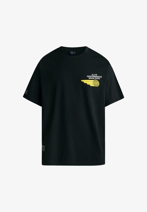 Must have musta lühikeste varrukatega T-särk, mis on valmistatud puuvillast ja mille esipinnal on kollased graafilised tiivad ja tekst, ning logoga varrukal ja külgedel.