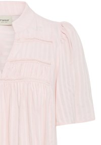 Lichtroze blouse met geplooide korte mouwen, getextureerde stof, geplooide details, horizontale kantinzetstukken en een opstaande kraag met een V-hals.