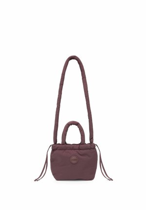Odebeljena ramenska torba v globoki bordo barvi z dolgim, tkanim trakom in manjšim zgornjim ročajem, na sprednji strani pa ima okrogel logotip.