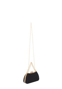 Zwarte clutch tas van textuurstof met een gouden rand, ronde vorm en een kettinghengsel. Voorzien van een kussenslot sluiting en uitgesproken naaddetails.