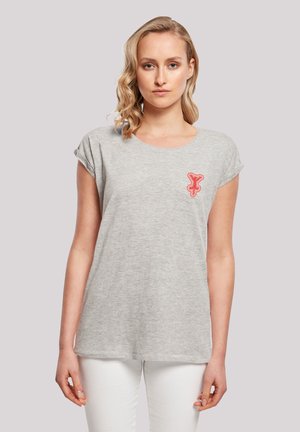 Graues Kurzarm-T-Shirt mit rundem Halsausschnitt und rotem gesticktem Design auf der linken Seite. Weicher Stoff, lockere Passform und gerader Saum.