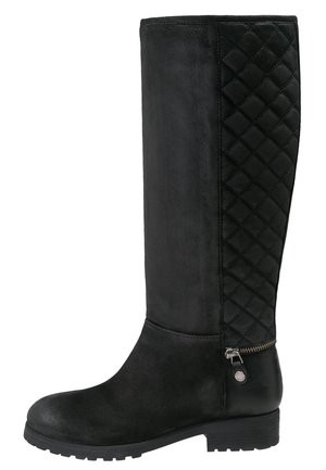 Botte noire montant jusqu'au genou avec panneau arrière en cuir matelassé, talon bas, semelle texturée et petit détail de fermeture éclair près du talon.