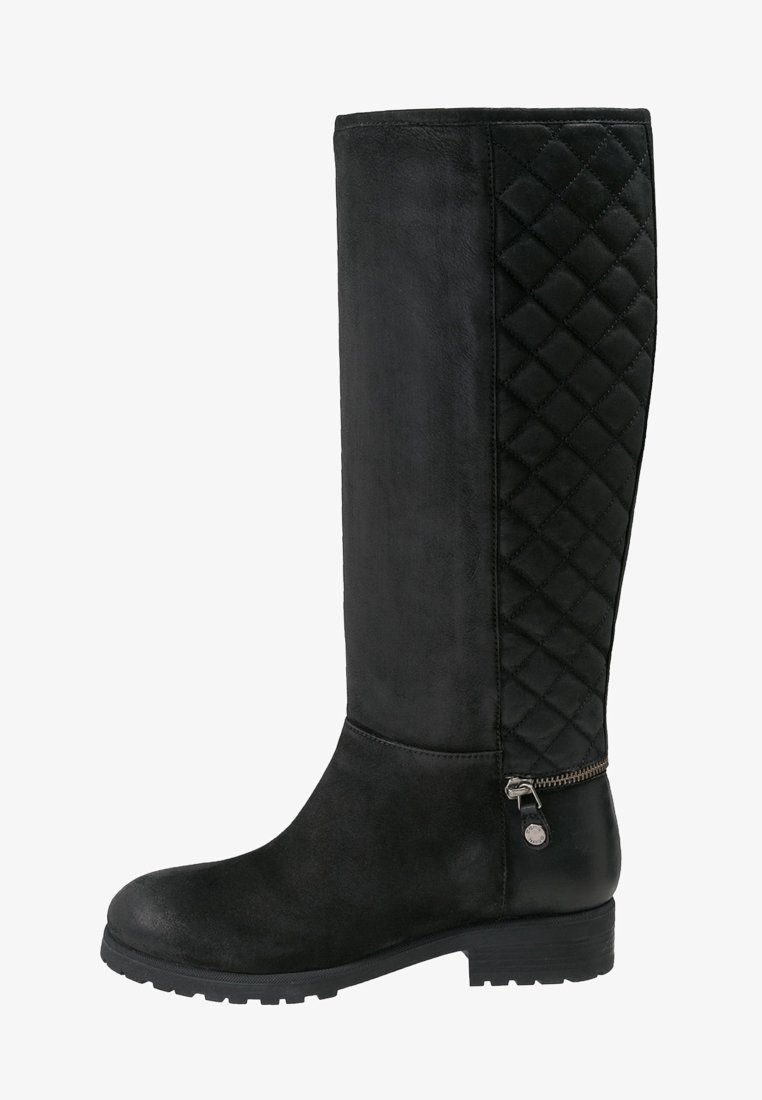Botte noire montant jusqu'au genou avec panneau arrière en cuir matelassé, talon bas, semelle texturée et petit détail de fermeture éclair près du talon.