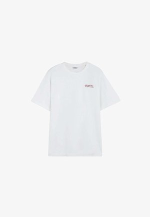 T-shirt blanc à manches courtes avec col rond et petit texte rouge « Careful love » sur la partie supérieure gauche de la poitrine.