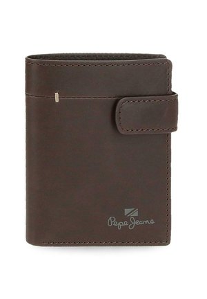 Cartera de cuero marrón con cierre de botón a presión y logo de Pepe Jeans grabado en la esquina inferior derecha delantera.