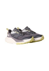 Scarpe da ginnastica grigie con un design in rete, sovrapposizioni testurizzate, accenti crema e gialli, e una suola robusta per la trazione. Con lacci dotati di dettagli riflettenti.