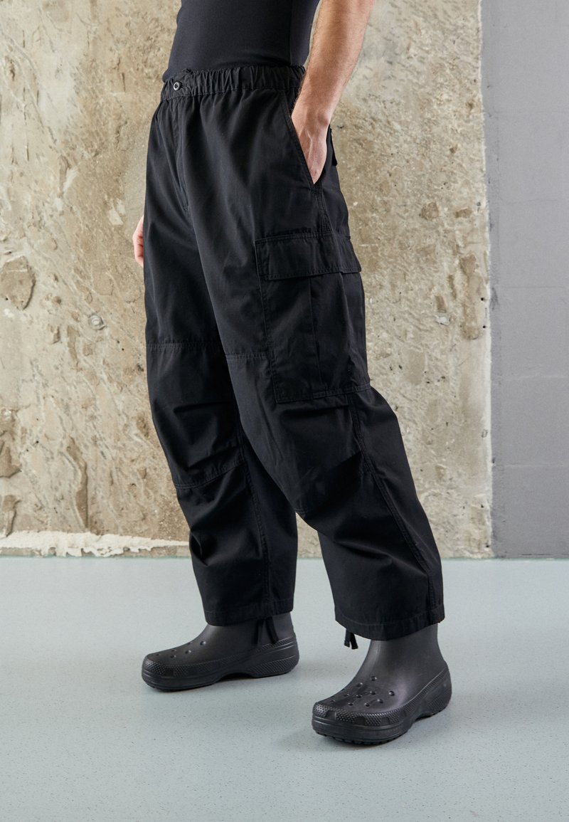 Carhartt WIP - JET PANT - Cargobukse - black rinsed, Forstørre