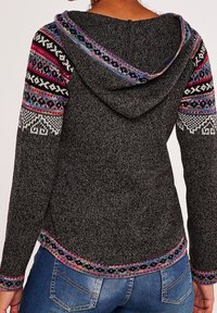 Grijze gebreide capuchontrui met kleurrijke patroonaccenten langs de mouwen en zoom. Heeft een ontspannen pasvorm en een gestructureerde stof.