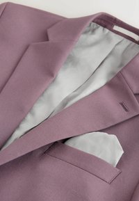 Paarse textuurlijke blazer met lichtgrijze, patroonachtige voering en een bijpassend pochet in het borstzakje.