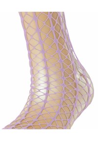 Lavendel Netzstrumpfhose mit einem Diamantmuster, das unregelmäßige Ausschnitte und eine weiche Textur zeigt, eng am Bein anliegend.