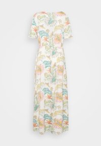 Maxi šaty s krátkými rukávy, zdobené květinovým a listovým vzorem v pastelových barvách na smetanovém pozadí, s elastickým pasem a lehkým splývavým materiálem.