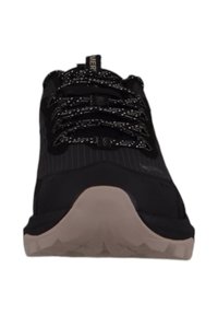 Czarne buty sportowe z teksturowaną cholewką, wyraźnym systemem sznurowania oraz jasną, wytrzymałą podeszwą. Posiadają logo na języku.