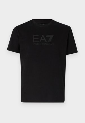 Melna kokvilnas T-kreklu ar apaļu apkakli, īsām piedurknēm un tonālā logo "EA7 EMPORIO ARMANI", kas izcili attēlots priekšpusē.