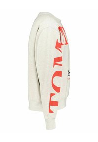 Ljust grå sweatshirt med röd grafisk text på ärmen. Har rund hals, långa ärmar och en avslappnad passform. Mjukt, texturerat tyg.